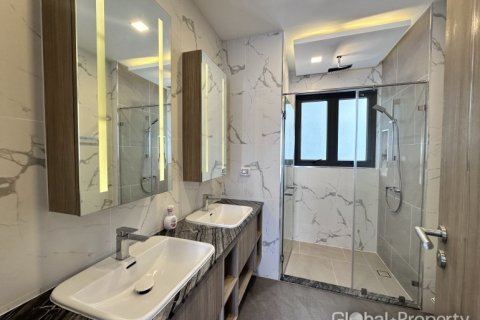 Casa de 4 dormitorios en Pattaya, Tailandia № 153746 - foto 16
