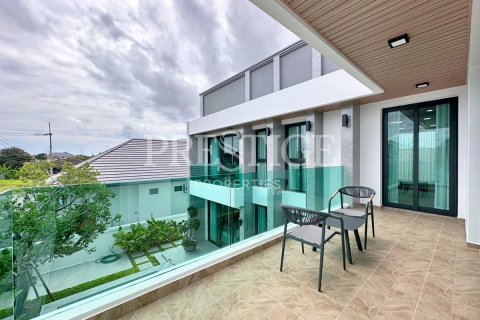 Casa de 5 dormitorios en Pattaya, Tailandia № 233452 - foto 16
