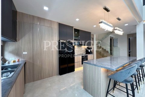 Casa de 5 dormitorios en Pattaya, Tailandia № 233452 - foto 10