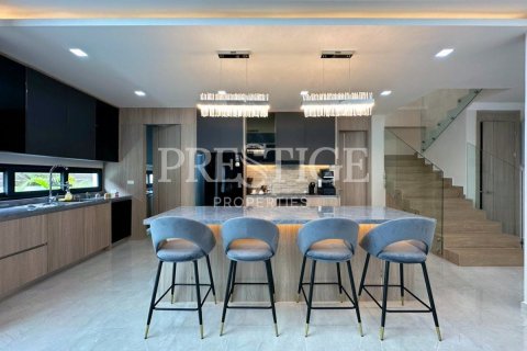 Casa de 5 dormitorios en Pattaya, Tailandia № 233452 - foto 9