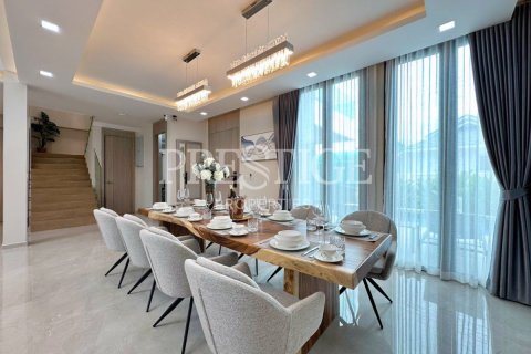 Casa de 5 dormitorios en Pattaya, Tailandia № 233452 - foto 7