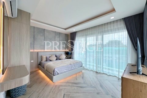 Casa de 5 dormitorios en Pattaya, Tailandia № 233452 - foto 17