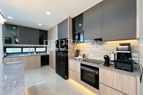 Casa de 5 dormitorios en Pattaya, Tailandia № 233452 - foto 11