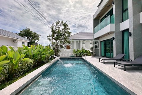 Casa de 5 dormitorios en Pattaya, Tailandia № 233452 - foto 2