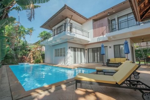 Chalet de 4 dormitorios en Kathu, Tailandia № 161869