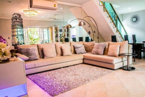 Casa de 6 dormitorios en Pattaya, Tailandia № 157778 - foto 12