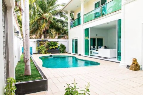 Casa de 6 dormitorios en Pattaya, Tailandia № 157778