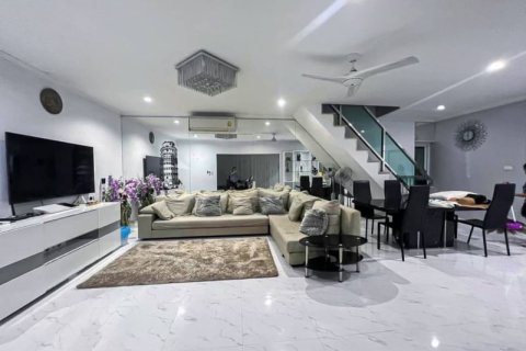 Casa de 6 dormitorios en Pattaya, Tailandia № 157778 - foto 3