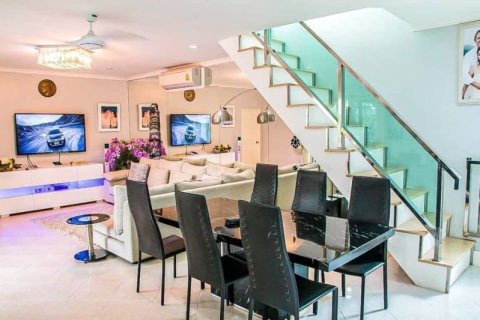 Casa de 6 dormitorios en Pattaya, Tailandia № 157778 - foto 4