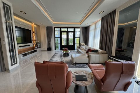 Casa de 4 dormitorios en Lat Krabang, Bangkok, Tailandia № 160381 - foto 11