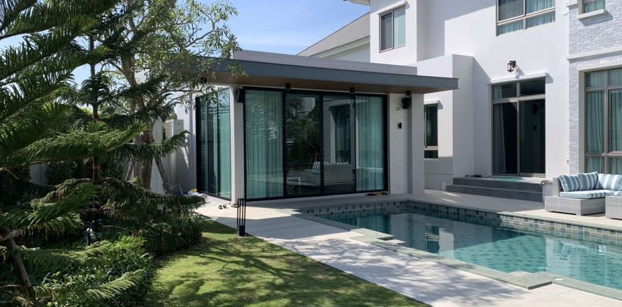 Casa de 4 dormitorios en Lat Krabang, Bangkok, Tailandia № 160381