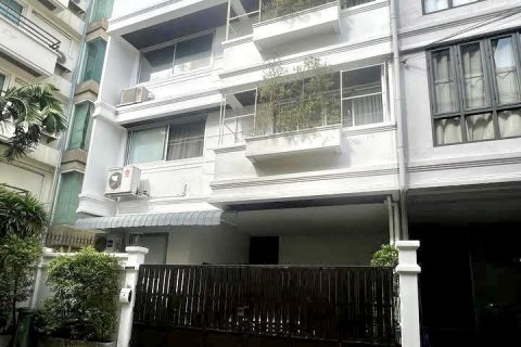Adosado de 4 dormitorios en Phra Khanong, Bangkok, Tailandia № 172614
