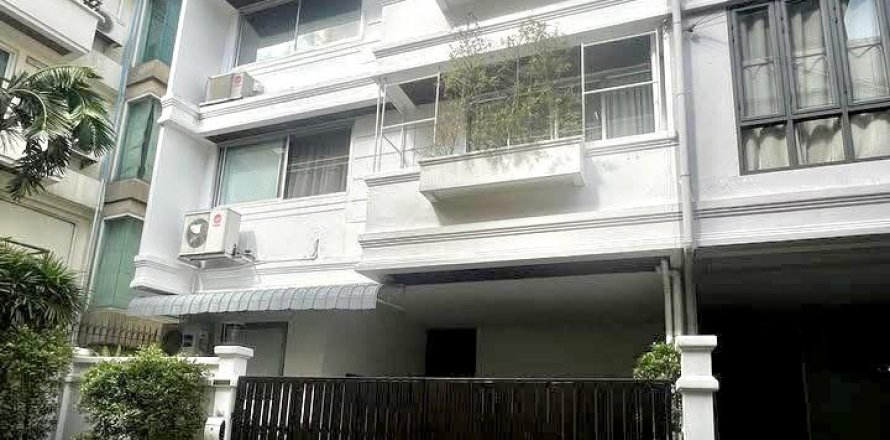 Adosado de 4 dormitorios en Phra Khanong, Bangkok, Tailandia № 172614