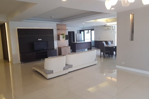 Condominio de 5 dormitorios en Watthana, Bangkok, Tailandia № 200711 - foto 12