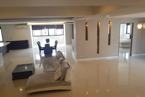 Condominio de 5 dormitorios en Watthana, Bangkok, Tailandia № 200711 - foto 11