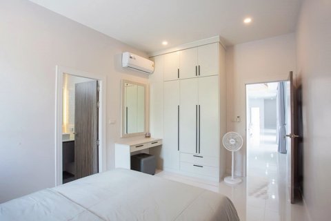 Chalet de 4 dormitorios en Hua Hin, Tailandia № 168375 - foto 16