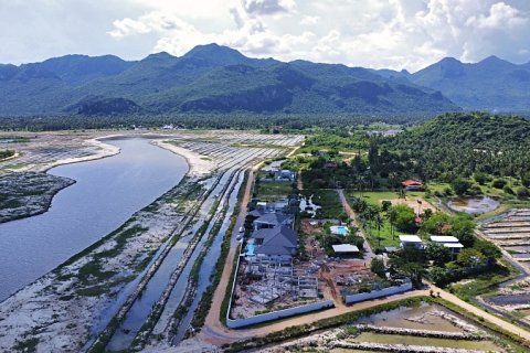 Chalet de 3 dormitorios en Sam Roi Yot, Tailandia № 168399 - foto 18