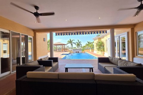 Casa de 4 dormitorios en Pattaya, Tailandia № 155770 - foto 7