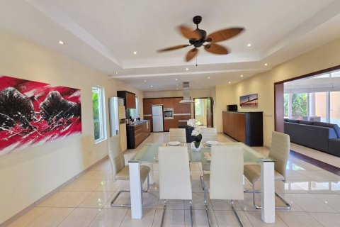 Casa de 4 dormitorios en Pattaya, Tailandia № 155770 - foto 10