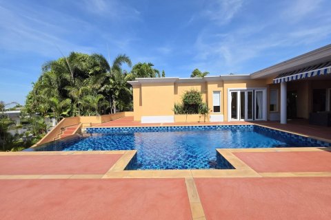 Casa de 4 dormitorios en Pattaya, Tailandia № 155770 - foto 6