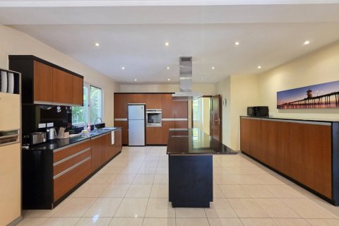Casa de 4 dormitorios en Pattaya, Tailandia № 155770 - foto 12