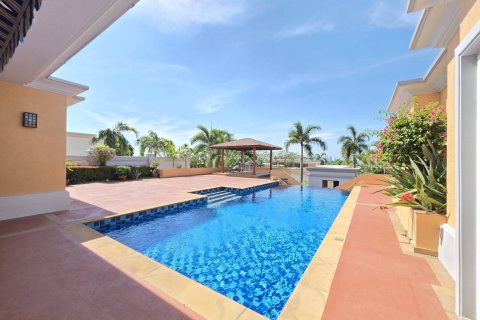 Casa de 4 dormitorios en Pattaya, Tailandia № 155770 - foto 3