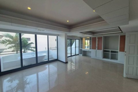 Chalet de 8 dormitorios en Pattaya, Tailandia № 172914 - foto 8