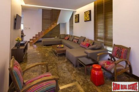 Chalet de 6 dormitorios en Pattaya, Tailandia № 202682 - foto 3