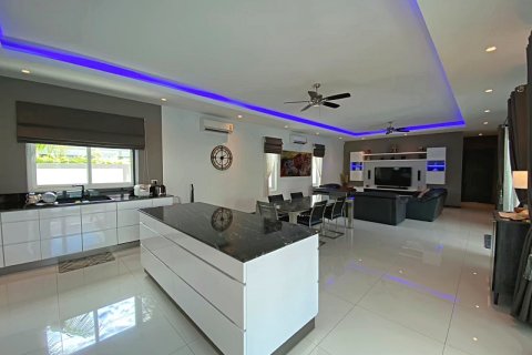 Chalet de 3 dormitorios en Hua Hin, Tailandia № 205680 - foto 15