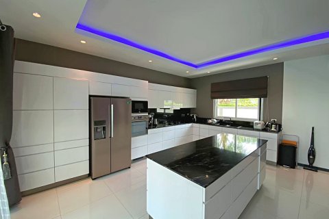 Chalet de 3 dormitorios en Hua Hin, Tailandia № 205680 - foto 16