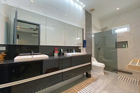 Chalet de 3 dormitorios en Hua Hin, Tailandia № 205680 - foto 28