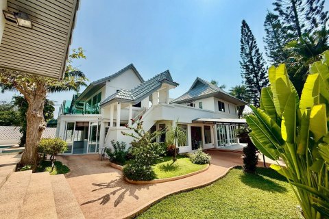 House in Pattaya, Thailand 4 bedrooms № 154495