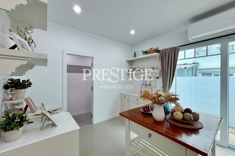 Casa de 3 dormitorios en Pattaya, Tailandia № 209029 - foto 11