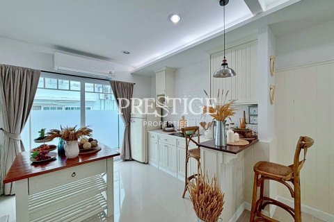 Casa de 3 dormitorios en Pattaya, Tailandia № 209029 - foto 9