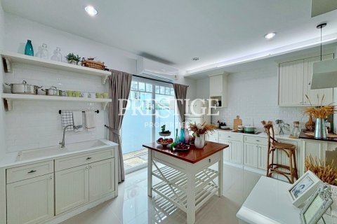 Casa de 3 dormitorios en Pattaya, Tailandia № 209029 - foto 12