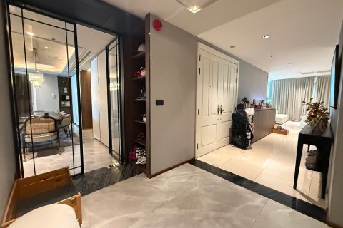 Condo in Bangkok, Thailand, 6 bedrooms № 134171 - photo 7