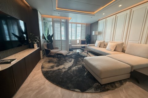 Condo in Bangkok, Thailand, 6 bedrooms № 134171 - photo 2