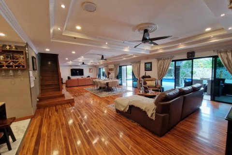 Chalet de 5 dormitorios en Pattaya, Tailandia № 233432 - foto 2