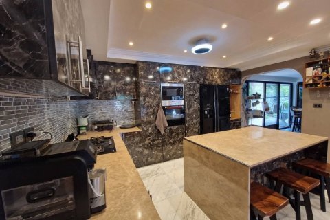 Chalet de 5 dormitorios en Pattaya, Tailandia № 233432 - foto 8