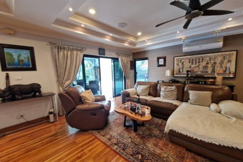 Chalet de 5 dormitorios en Pattaya, Tailandia № 233432 - foto 3