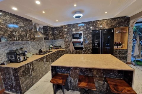 Chalet de 5 dormitorios en Pattaya, Tailandia № 233432 - foto 9