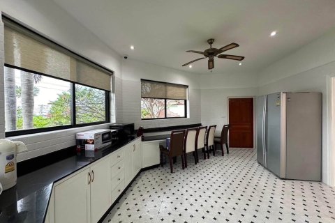 Chalet de 4 dormitorios en Pattaya, Tailandia № 209799 - foto 6