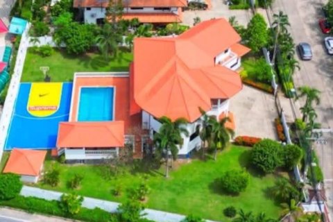 Chalet de 4 dormitorios en Pattaya, Tailandia № 209799 - foto 2
