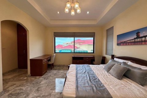 Chalet de 4 dormitorios en Pattaya, Tailandia № 209799 - foto 11