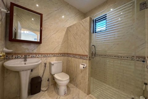 Chalet de 4 dormitorios en Pattaya, Tailandia № 209799 - foto 15