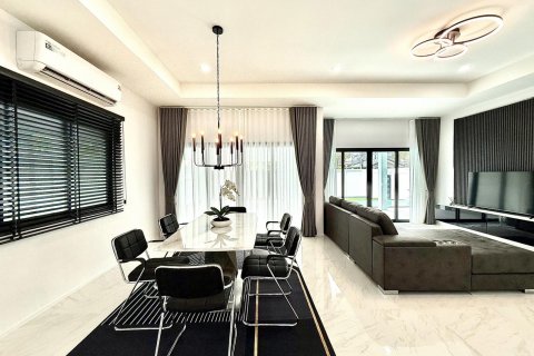 Casa de 3 dormitorios en Pattaya, Tailandia № 150995 - foto 11