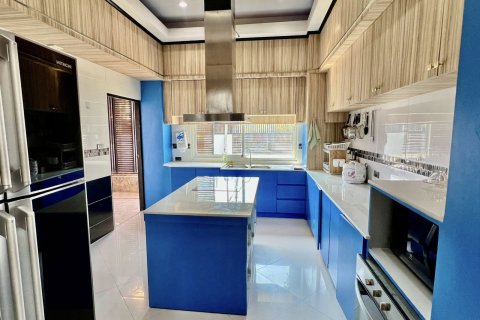 Casa de 4 dormitorios en Bang Lamung, Tailandia № 150994 - foto 15