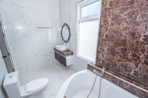 Casa de 4 dormitorios en Bang Lamung, Tailandia № 150994 - foto 11