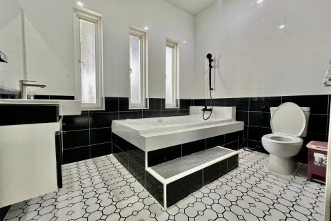 Casa de 4 dormitorios en Bang Lamung, Tailandia № 150994 - foto 13