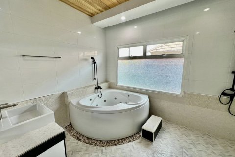 Casa de 4 dormitorios en Bang Lamung, Tailandia № 150994 - foto 14
